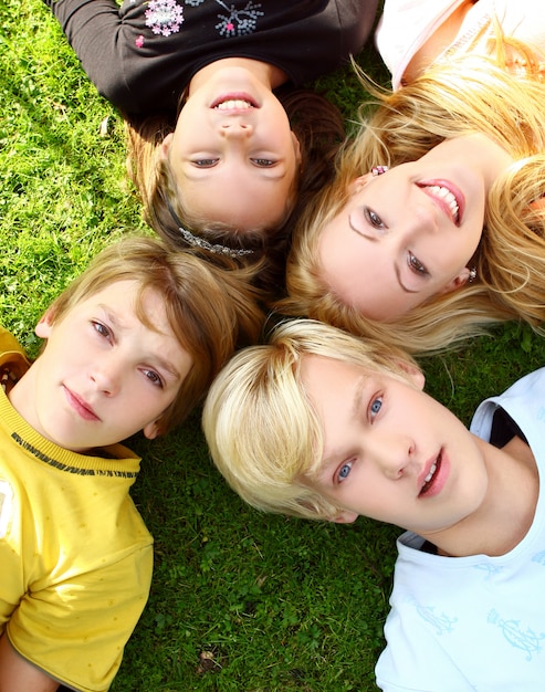 De gelukkige en aantrekkelijke familie heeft wandeling in park