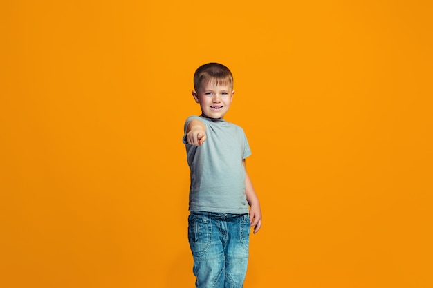 De gelukkige jongen die naar u wijst