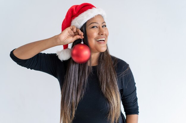 De gelukkige mengeling rende dame die aan Kerstmispartij voorbereidingen treft