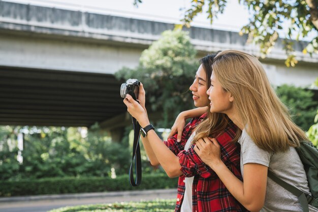 De gelukkige mooie vrouwen van de reizigers Aziatische vriend dragen rugzak