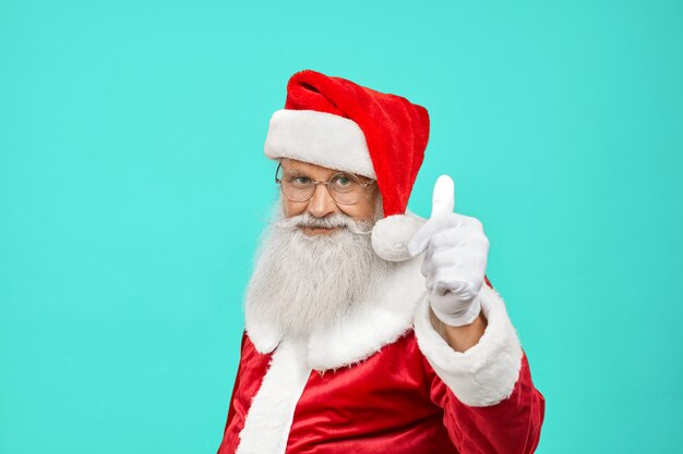 De glimlachende Kerstman die duim toont.