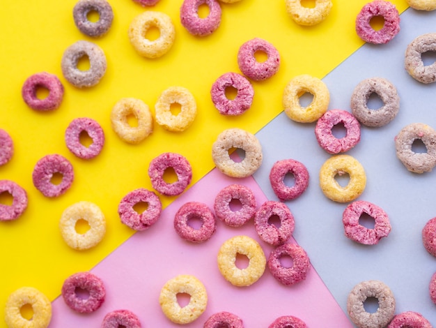 De graangewassenlussen van het fruit op een kleurrijke achtergrond