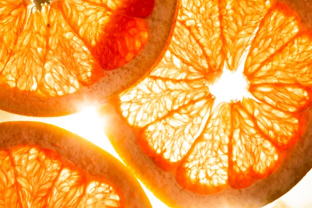 De grapefruitplakken van de close-up in het zonlicht