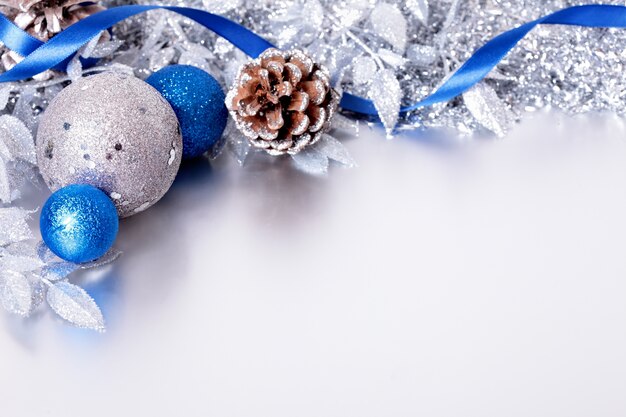 De grens van Kerstmis met blauwe en zilveren ballen