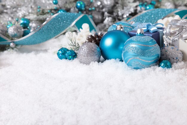 De grens van Kerstmis met versieringen op de sneeuw