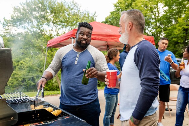 De grill bemannen op een achterklepfeestje