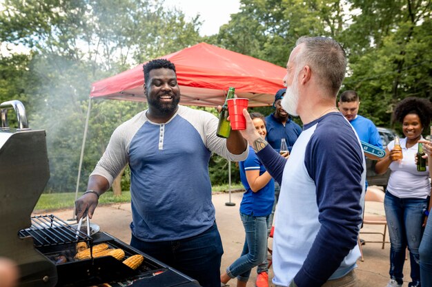 De grill bemannen op een achterklepfeestje