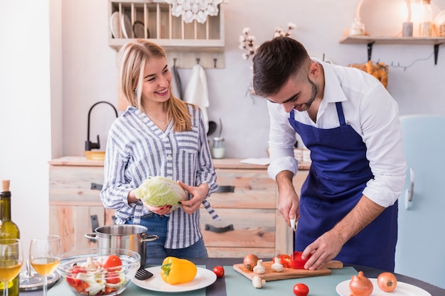 De groente van het mensenknipsel op houten raad