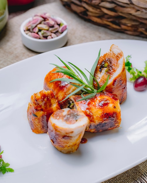 De groenten van het kippenbroodje maken het zijaanzicht van de tomatensaussla groen