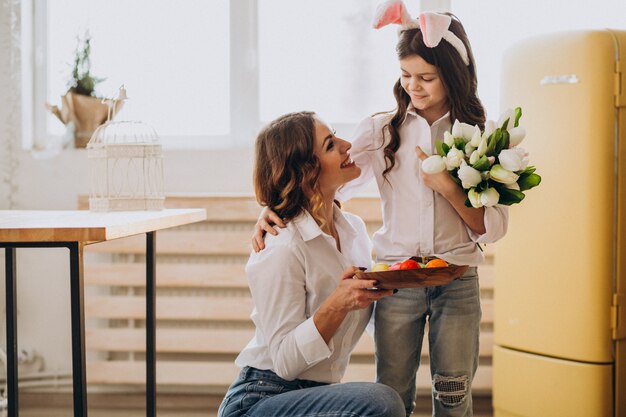 De groetmoeder van het meisje met bloemen op moedersdag