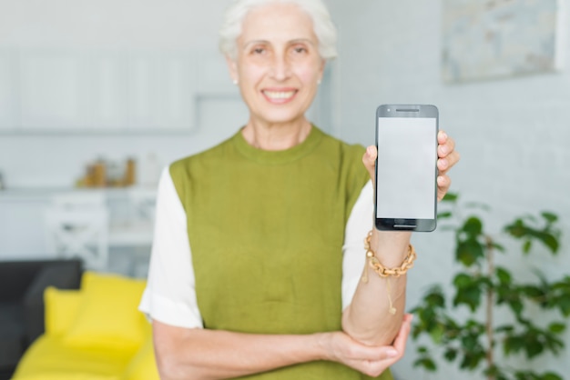 De hand die van de vrouw smartphone met het lege vertoningsscherm toont