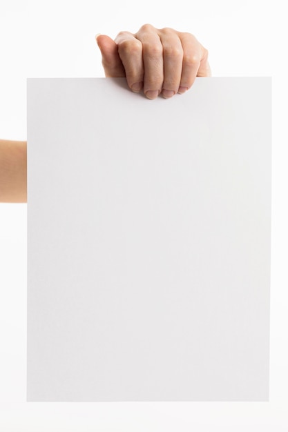 De hand houdt blank papier vast.