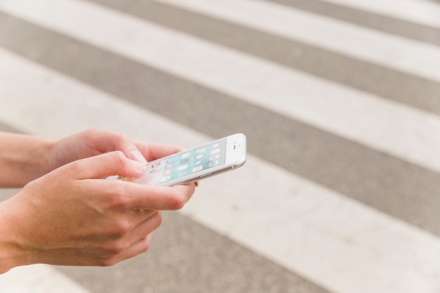 Gratis foto de hand van de persoon met behulp van mobiele telefoon