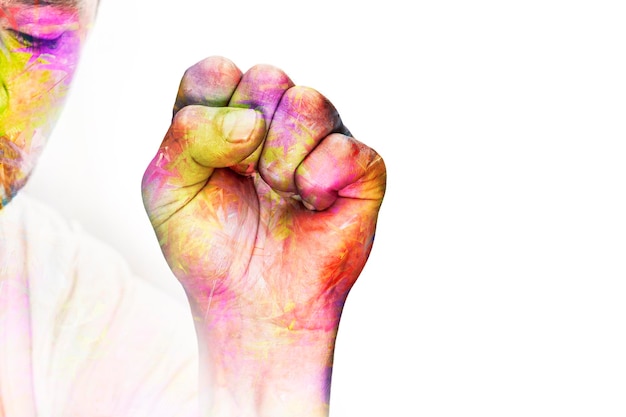 De hand van een man is gebald in een vuist met de lgbt-regenboogvlag. het concept van tolerantie en acceptatie van homoseksualiteit en liefde voor hetzelfde geslacht. gelijke rechten voor seksuele minderheden. strijd en protest.
