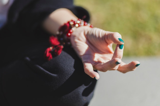 De hand van het gewas van mediterende vrouw