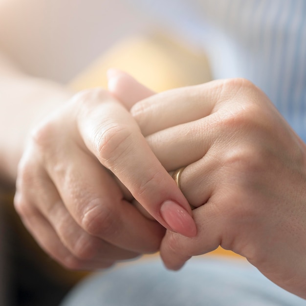 De handen van de close-upvrouw met ring