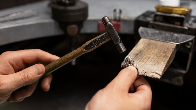 Gratis foto de handen van de juwelier maken sieraden