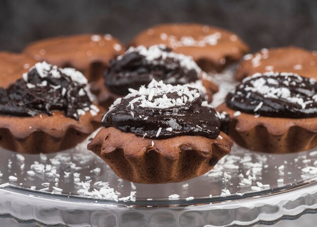 De heerlijke reeks chocolademuffins van de close-up