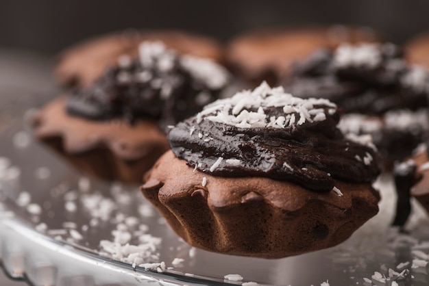 De heerlijke reeks chocolademuffins van de close-up