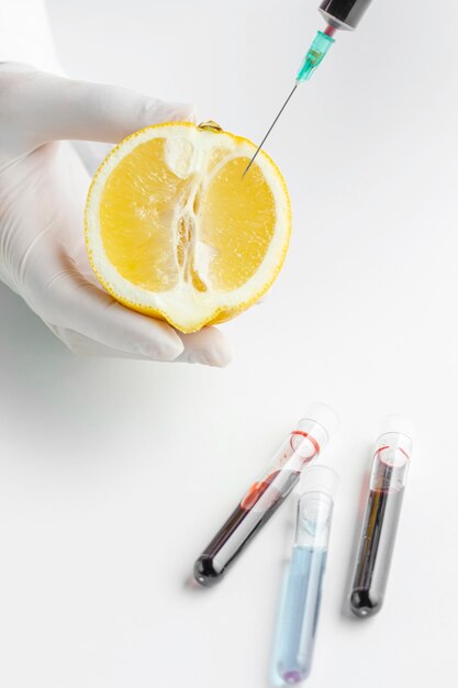 De helft van de citroen geïnjecteerd met chemicaliën