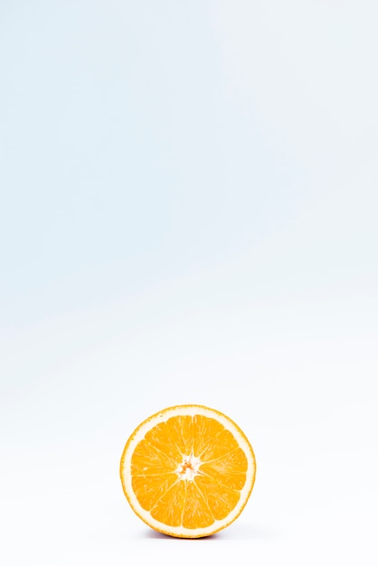 De helft van sappige citrusvruchten op witte blauwe achtergrond