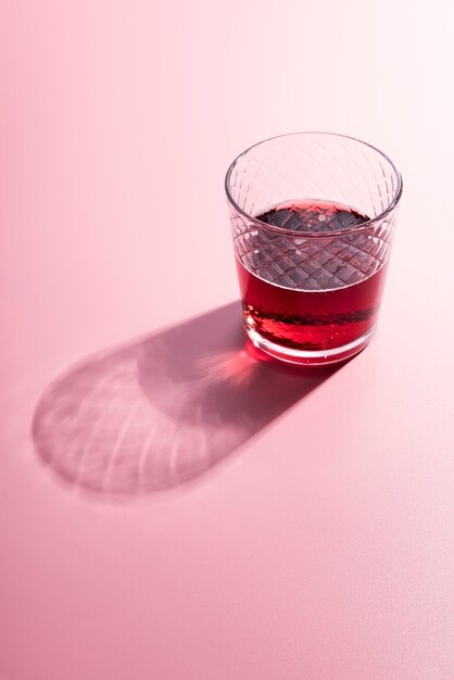 De hoge cocktail van de meningsalcoholische drank met schaduw