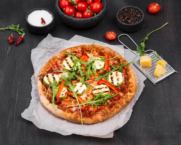 Gratis foto de hoge pizza van hoekarugula met tomaten