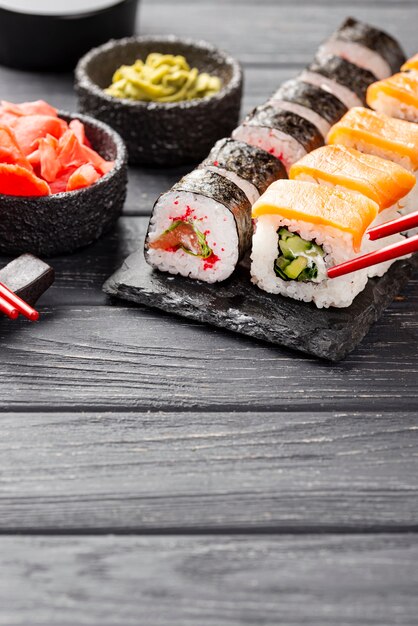 De hoge sushi van hoekmaki op lei