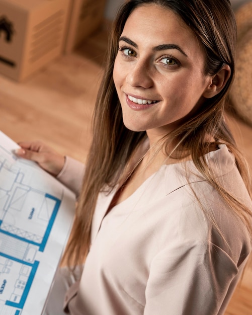 Gratis foto de hoge vrouw van hoeksmiley met plan