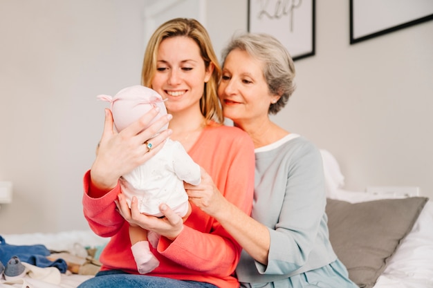 Gratis foto de holdingsbaby van de moeder op moedersdag