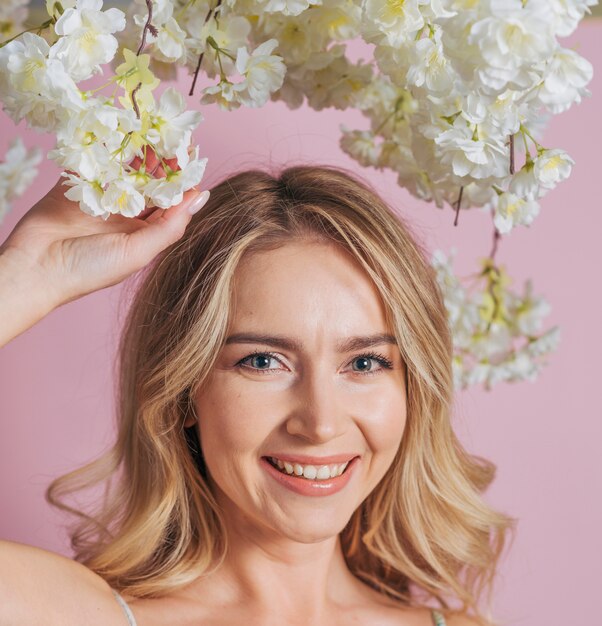 De holdingsbos van het gelukkige vrouw bos van witte bloemen