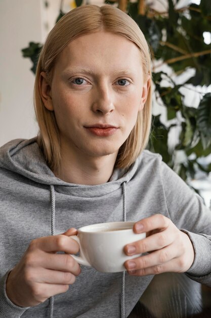 De holdingskop van de close-upvrouw