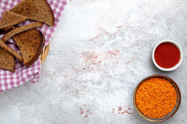 De hoogste broden van het menings de donkere brood met oranje ruwe bonen op wit backgrond de voorbeeldenboekvoedsel van het broodbroodje