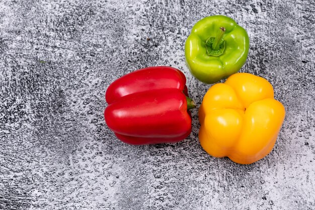 De hoogste peper van de meningsgroene paprika op grijze horizontale steen