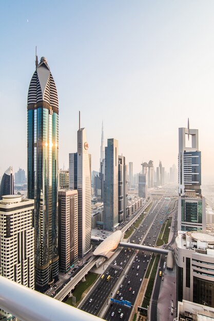 De horizon van Doubai in zonsondergangtijd, Verenigde Arabische Emiraten