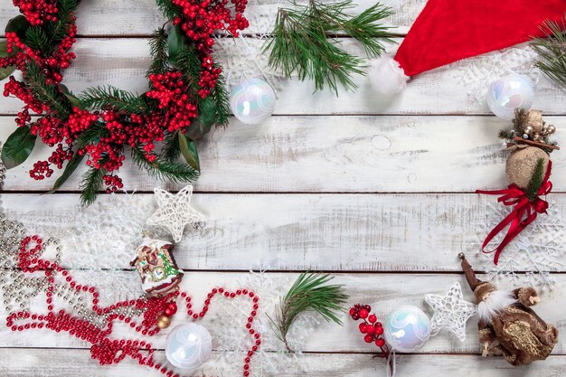 De houten tafel met kerstversiering