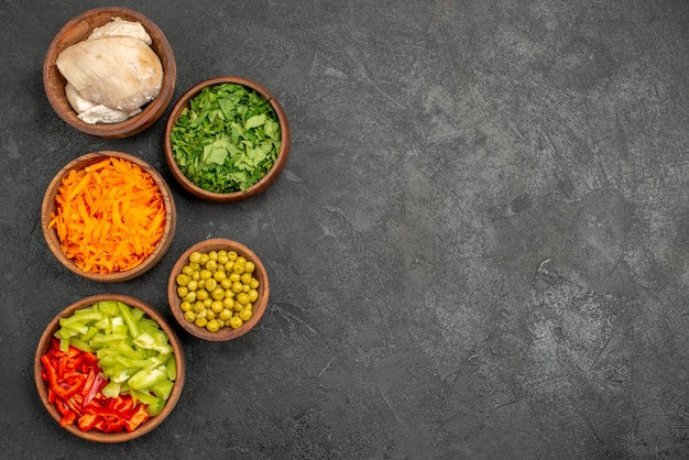 De ingrediënten van de hoogste meningssalade met kip en greens op het dieet van de de gezonde voedselsalade van de donkere lijst