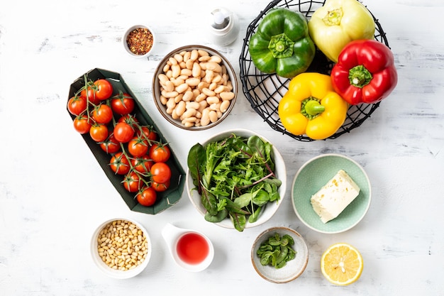 De ingrediënten voor gebakken peper en boterboon salade met harissa dressing