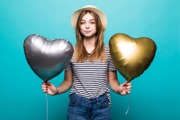 De jonge vrouw geniet van feestelijke gelegenheid die metaalballons houden