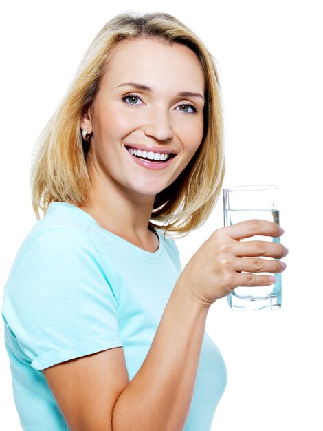 De jonge vrouw houdt een glas met water vast