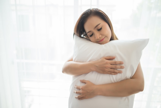 De jonge vrouw statuswake-up in de slaapkamer