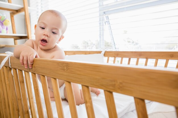 De jongen van de baby het spelen op een wieg