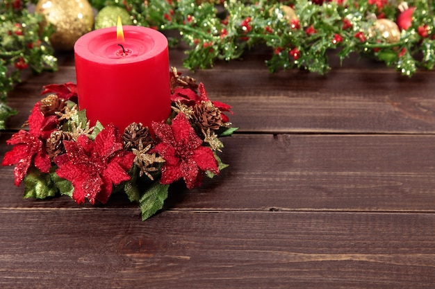 De kaars van kerstmis op houten tafel