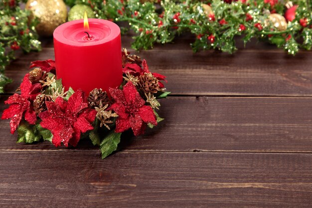 De kaars van Kerstmis op houten tafel