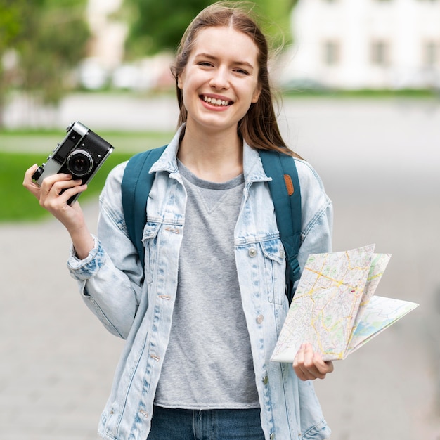 Gratis foto de kaart van de reizigersholding en oude camerafoto