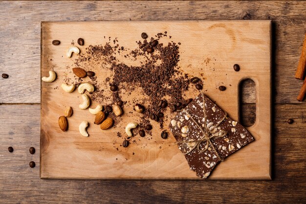 De kaneel en de noten van het chocoladesuikergoed op hout