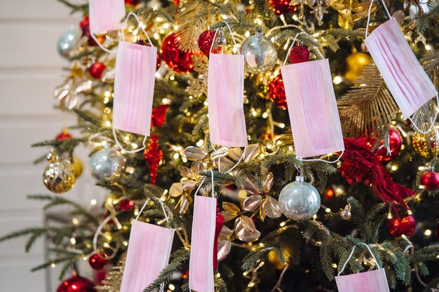 De kerstboom was versierd met beschermende maskers. Kerst tijdens coronavirus, concept