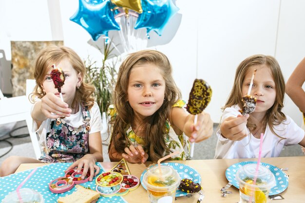 De kinderen en verjaardagsdecoratie.