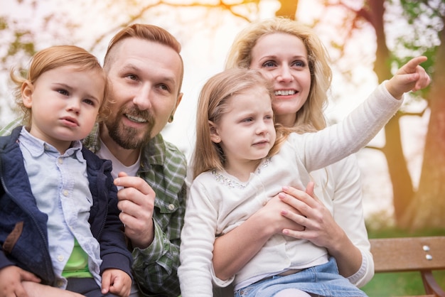 Gratis foto de kinderen laten zien hoe mooi de wereld is