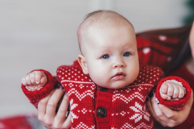 De kleine baby staat op het bed